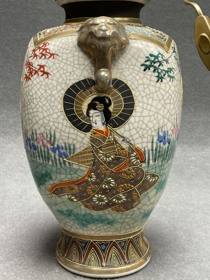 Pied de lampe en porcelaine Satsuma. 
H....