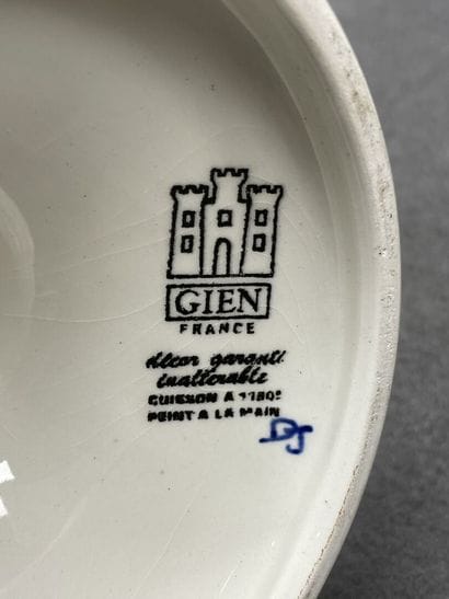 Ensemble de faïence de Gien. 
Melonnière,...