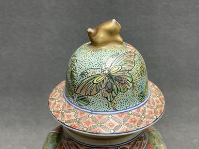 DESVRES Paire de vases en faience à décor...
