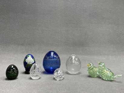 Collection d'oeufs en verre et émaux cloisonnés....