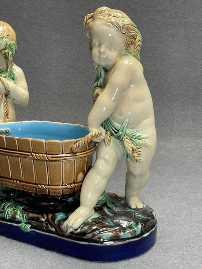 MINTON dans le goût de 
Jardinière en barbotine...