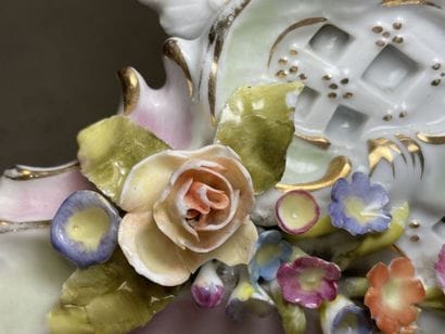 Coupe en porcelaine à décor de fleurs peintes...