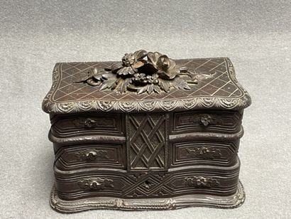 Coffret à bijoux en bois sculpté. 
18 x 25...