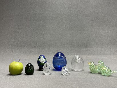 Collection d'oeufs en verre et émaux cloisonnés....