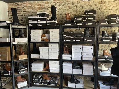 STOCK CHAUSSURES similicuir ( 195 lots)
-...