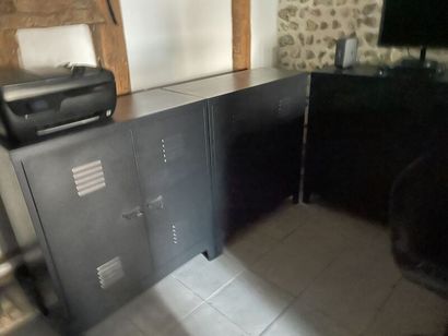 Espace caisse:
- Trois meubles bas en métal...