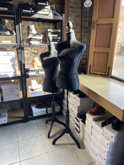 Neuf mannequins sur pied garnis de tissu...