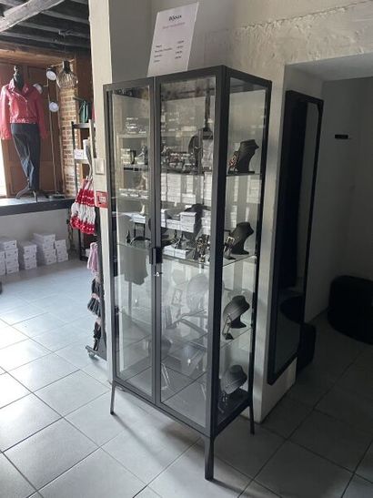 Vitrine haute à deux portes vitrées, avec...