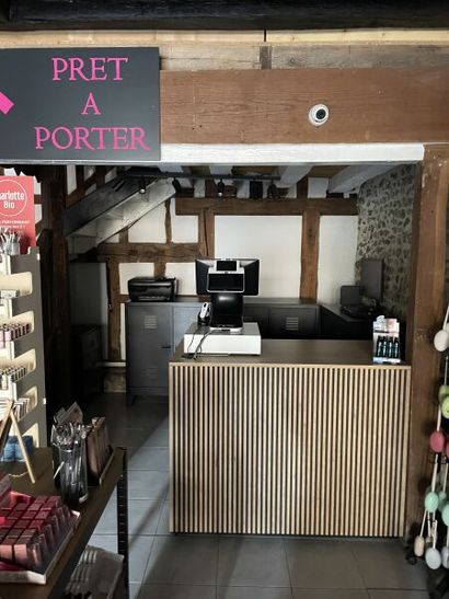 Espace caisse:
- Trois meubles bas en métal...