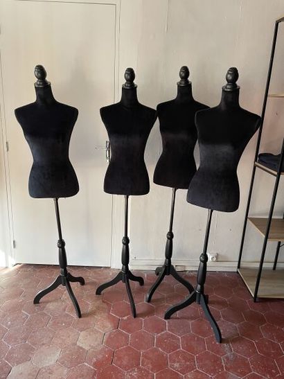 Neuf mannequins sur pied garnis de tissu...