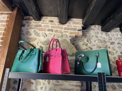 STOCK SACS simili-cuir
- 17 sacs
- 4 bananes

Prix...