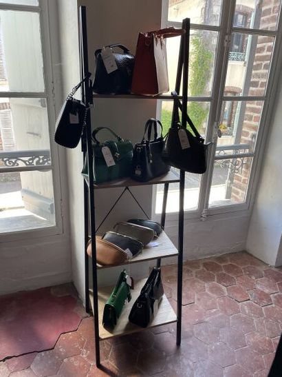 STOCK SACS simili-cuir
- 17 sacs
- 4 bananes

Prix...