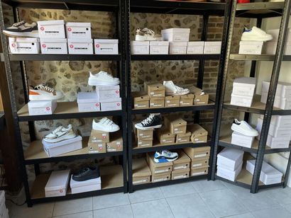 STOCK CHAUSSURES similicuir ( 195 lots)
-...