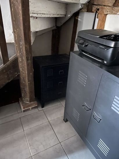 Espace caisse:
- Trois meubles bas en métal...