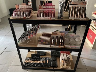 * MAQUILLAGE
- 40 rouges à lèvre
- 20 crayons
-...