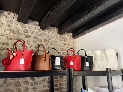 STOCK SACS simili-cuir
- 17 sacs
- 4 bananes

Prix...