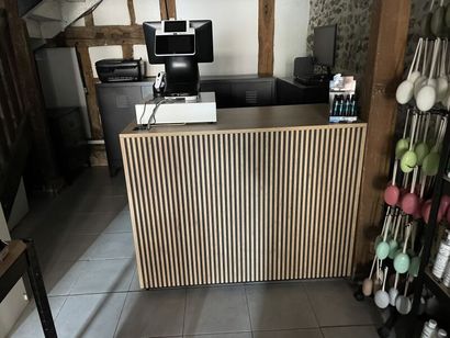 Espace caisse:
- Trois meubles bas en métal...
