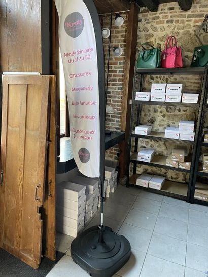 Ensemble de mobilier clients
-Quatre fauteuils...