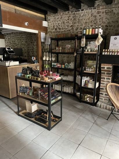 Ensemble de racks de présentation: 
- 5 étagères...