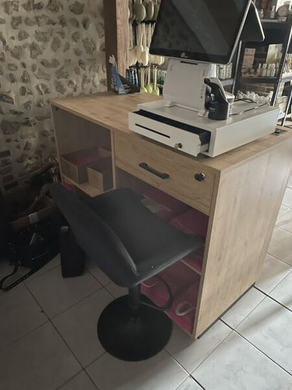 Espace caisse:
- Trois meubles bas en métal...