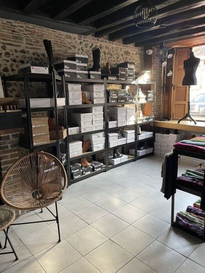 Ensemble de racks de présentation: 
- 5 étagères...