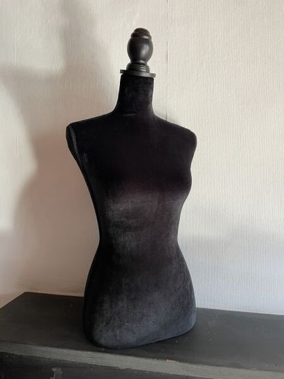 Neuf mannequins sur pied garnis de tissu...