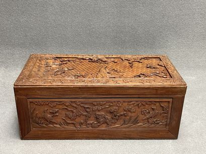 Coffret en bois exotique sculpté.
H: 19 x...