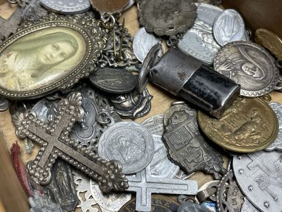 Lot de médailles religieuses, chapelets,...