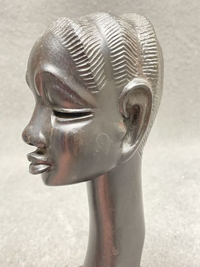 Trois sculptures africaines en ebène sculpté,...