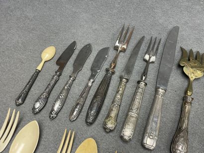Lot de couverts de service.