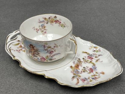 Grande tasse à chocolat en porcelaine à décor...