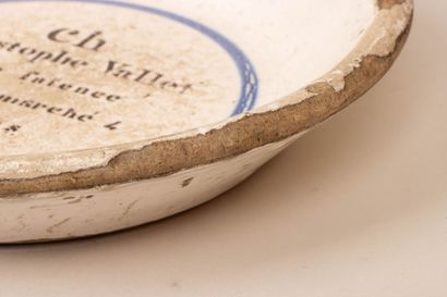 Nevers début XIX°. 
Assiette en faïence 