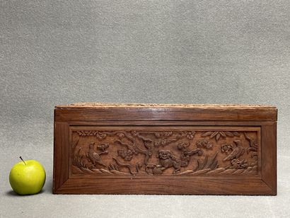 Coffret en bois exotique sculpté.
H: 19 x...