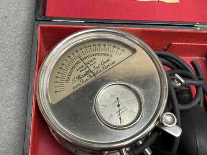 Oscillomètre en coffret. 
D. :15 cm.