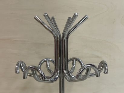 Porte manteau en métal chromé à 6 patères....