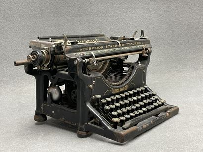 Machine à écrire Américaine Underwood.
Début...