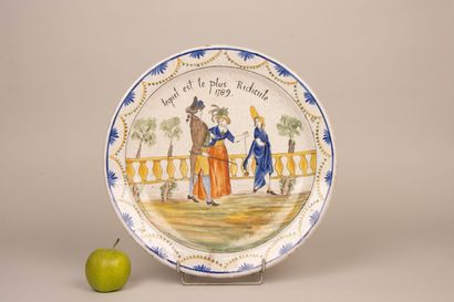 Plat en faïence de style révolutionnaire.
