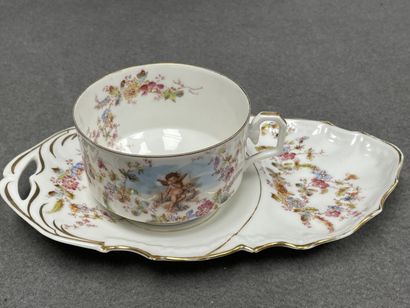 Grande tasse à chocolat en porcelaine à décor...