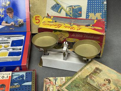 Lot de jouets anciens: 
Trois jeux meccano,...