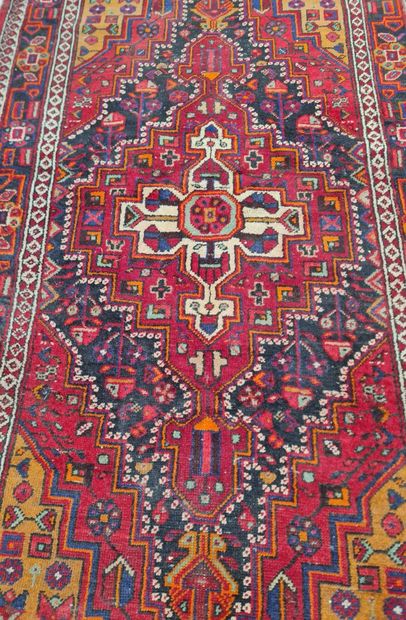 Tapis d'Orient en laine.
240 x 130 cm