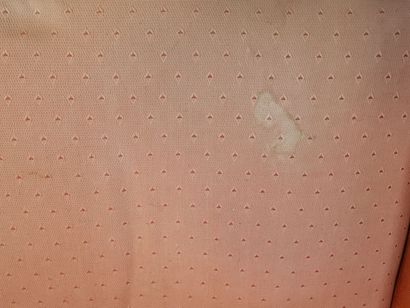 Méridienne en placage d'acajou et tissu rose.
Fin...