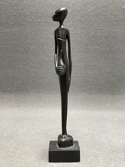 Trois sculptures africaines en ebène sculpté,...
