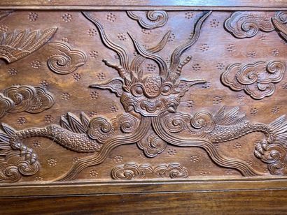 Coffret en bois exotique sculpté.
H: 19 x...