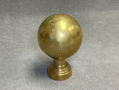 Boule d'escalier en laiton, 
H: 14 cm.
Diamètre...