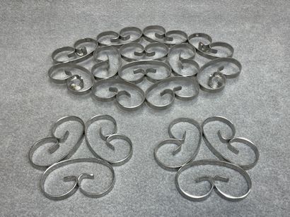Trois dessous de plats en inox
1 x 15 x 14...
