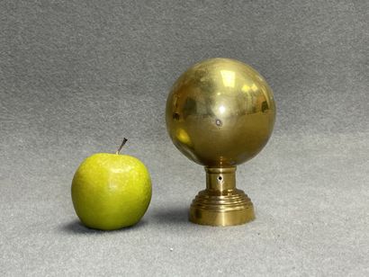 Boule d'escalier en laiton, 
H: 14 cm.
Diamètre...