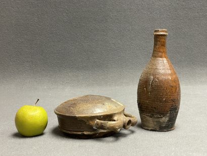 Gourde et bouteille en grès émaillé de Puisaye....