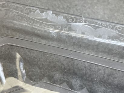 Plat en verre bohème, 1730. 
5 x 27,5 x 22...