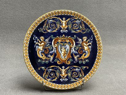 GIEN.
Plat, modèle Renaissance sur fond bleu...