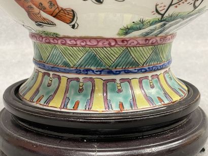 Vase en porcelaine de Chine sur socle bois....